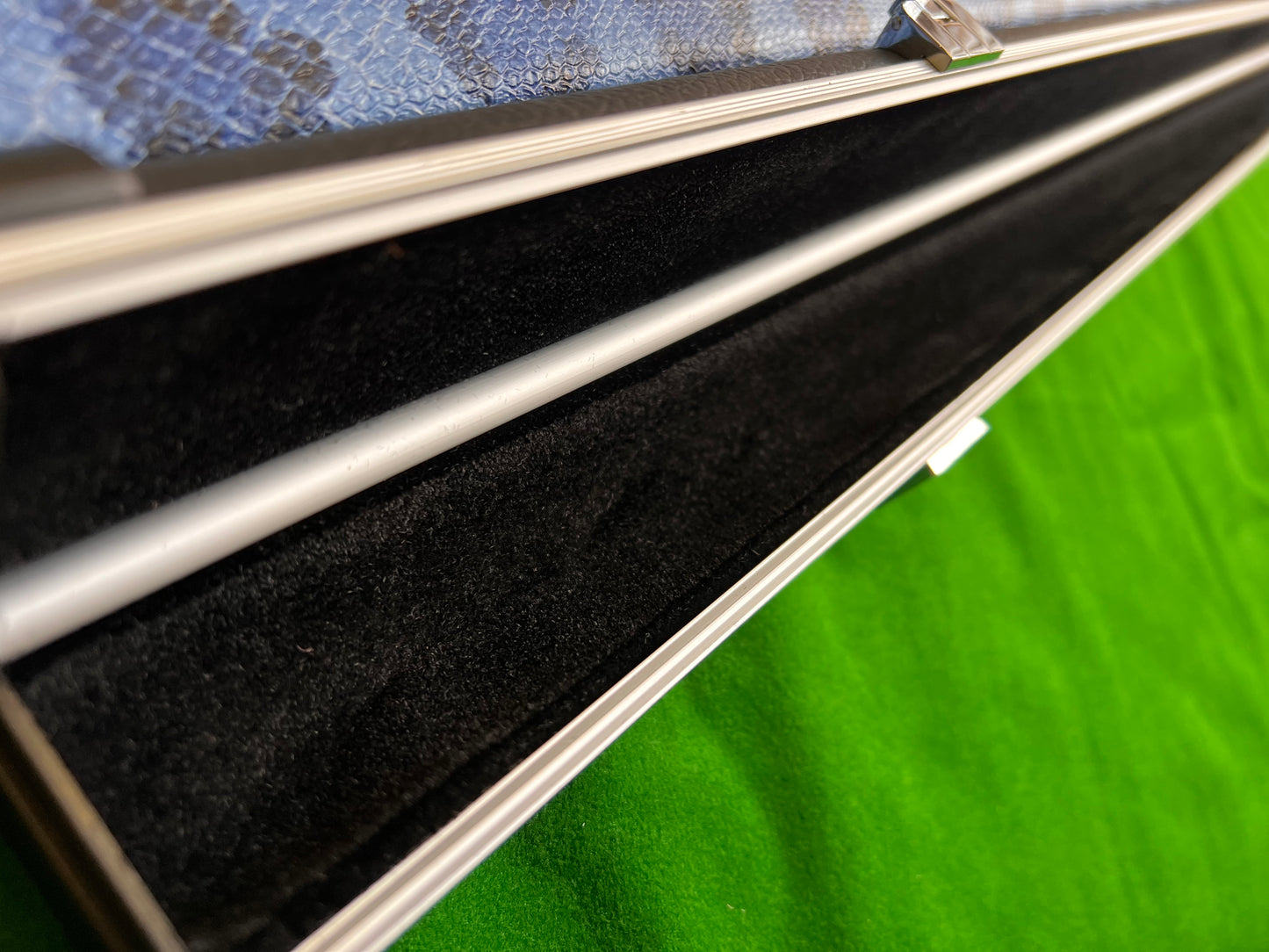 Slimline 1 Piece Cue Case Pro Aluminium Snooker Cue Case - Halo Style